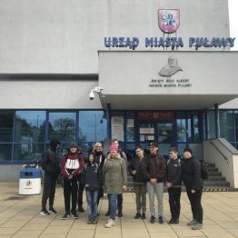 Przed Urzędem Miejskim w Puławach