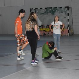 Młodzież na hali sportowej podczas imprezy