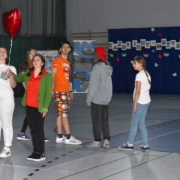 Młodzież na hali sportowej podczas imprezy