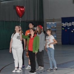 Młodzież na hali sportowej podczas imprezy