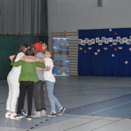 Młodzież na hali sportowej podczas imprezy