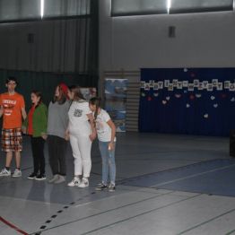 Młodzież na hali sportowej podczas imprezy