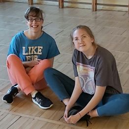 Młodzież podczas próby teatralnej