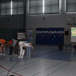 Młodzież na hali sportowej podczas imprezy