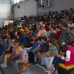 Młodzież na hali sportowej podczas imprezy