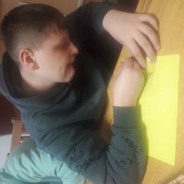 wychowanek rysuje mem na temat cyberprzemocy