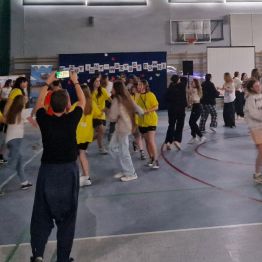 Młodzież na hali sportowej podczas imprezy