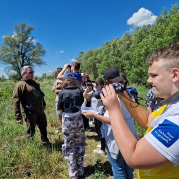 Dzieci i młodzież podczas zajęć terenowych- zajęcia ornitologiczne