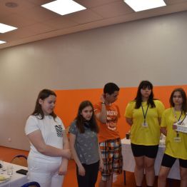 Młodzież otrzymuję pamiątkowe upominki