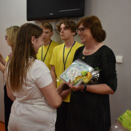 Młodzież otrzymuję pamiątkowe upominki