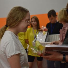 Młodzież otrzymuję pamiątkowe upominki