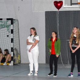 Młodzież na hali sportowej podczas imprezy