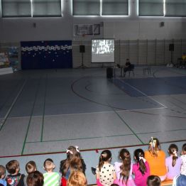 Młodzież na hali sportowej podczas imprezy