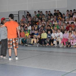 Młodzież na hali sportowej podczas imprezy