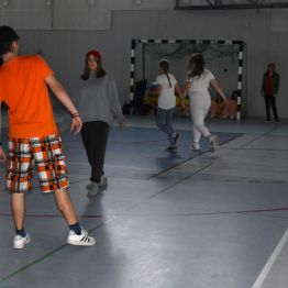 Młodzież na hali sportowej podczas imprezy