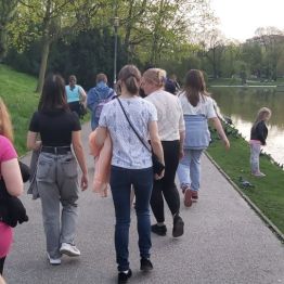 wychowankowie spaceruja po parku
