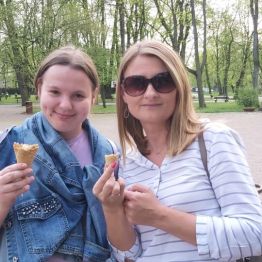 dziewczyny jedza lody