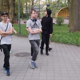 wychowankowie spaceruja po parku