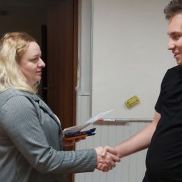 wychowawca wręcza dyplom za zajecie I miejsca w konkursie
