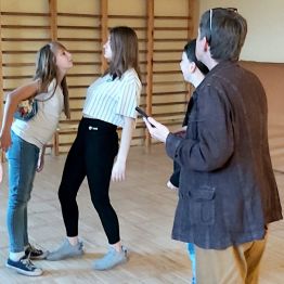 Młodzież podczas próby teatralnej