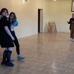 Młodzież podczas próby teatralnej