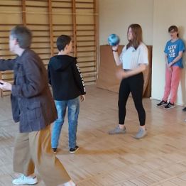 Młodzież podczas próby teatralnej