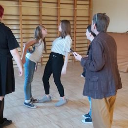 Młodzież podczas próby teatralnej
