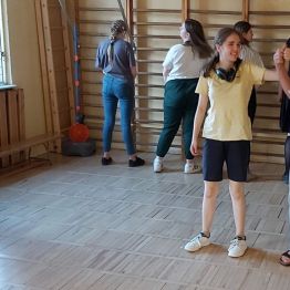 Młodzież podczas próby teatralnej