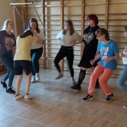 Młodzież podczas próby teatralnej