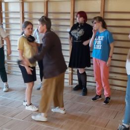 Młodzież podczas próby teatralnej