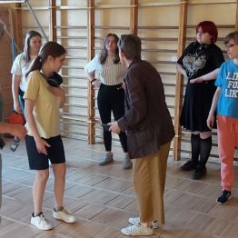 Młodzież podczas próby teatralnej