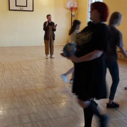 Młodzież podczas próby teatralnej