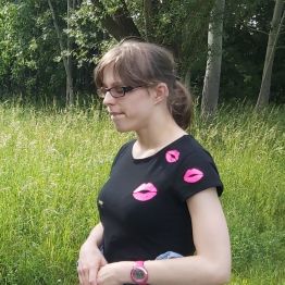 Zamyślona dziewczynka na spacerze.