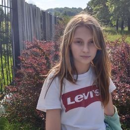 Dziewczynka przy wejściu do Ogrodu Botanicznego.