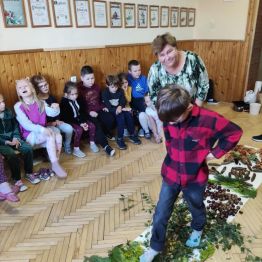 Uczniowie klas I-III wykonują zadanie projektowe