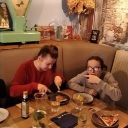 dziewczynki jedzą pizze w restauracji