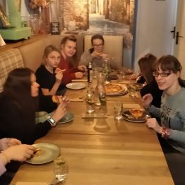 wychowanki smakują pizze w restauracji