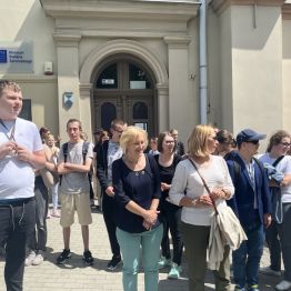 Uczniowie z paniami stoją pod Muzeum Stefana Żeromskiego.