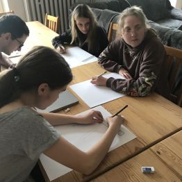 Wychowankowie w trakcie pracy
