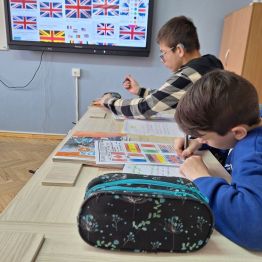 Uczniowie w pracowni językowej