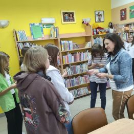 Uczniowie otrzymali od Pani bibliotekarki zakładki do książek.