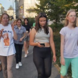 Dziewczynki podczas spaceru ulicami Kielc.