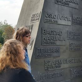 Dziewczynki odczytują nazwy miast ,gdzie były ataki terrorystyczne.