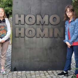Dziewczynki przy Pomniku Homo Homini.