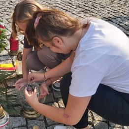 Wychowanki zapalają "Znicz Pamięci".