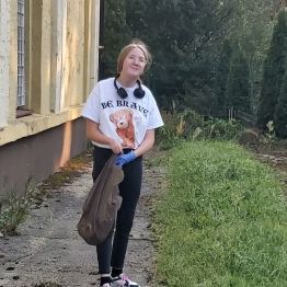 Dziewczynka zbiera śmieci bio.