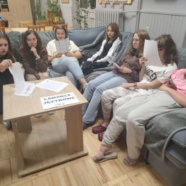 Wychowanki mierzą się z trudnymi wierszykami logopedycznymi. Była świetna zabawa, dużo emocji, ciekawych min podczas odczytywania coraz trudniejszych zdań.