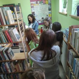 Wychowanki zwiedzają wnętrze biblioteki.