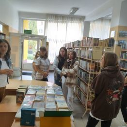 Pani bibliotekarka opowiada wychowankom, w jaki sposób można zapisać się do biblioteki, jak z niej korzystać oraz o tym, jak należy zachować się w takim miejscu.