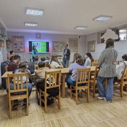 Wychowankowie w ciszy czekają na oglądanie filmu o ruchu drogowym 